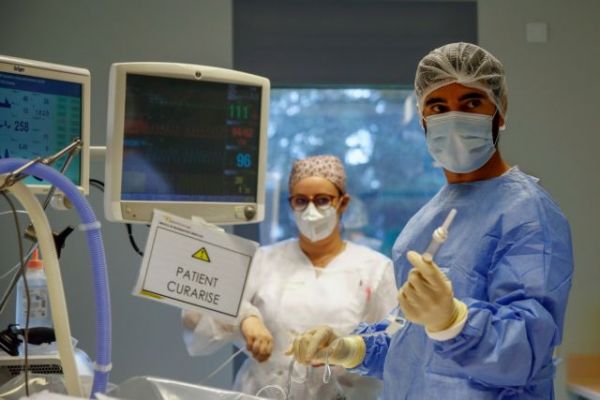 Κοροναϊος – Γαλλία : Ο υψηλότερος αριθμός νέων νοσηλειών μετά τον Απρίλιο