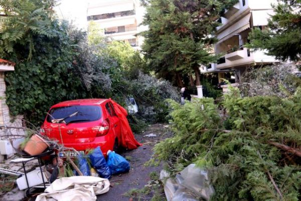 Νέο Ηράκλειο : Ανεμοστρόβιλος μπορεί να έπληξε την περιοχή