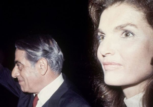 Τζάκι και Αριστοτέλης Ωνάσης για πικ-νικ : H σπάνια vintage φωτογραφία