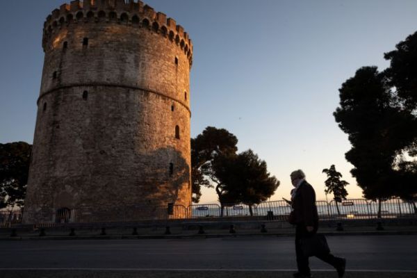 Κοροναϊός : Ένα βήμα πριν το lockdown η Θεσσαλονίκη – Ξεκινούν χιλιάδες rapid test σήμερα