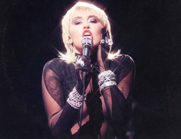 Μάιλι Σάιρους : Τραγουδά την πιο ροκ εκδοχή του «Heart of Glass»