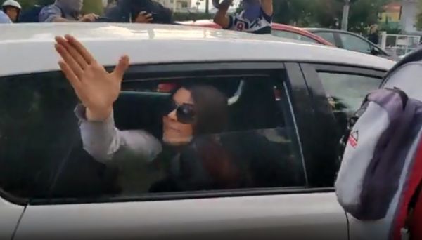 Χρυσή Αυγή : Ουρανία και Ζαρούλια βρίζουν και χτυπούν με το αυτοκίνητο δημοσιογράφους