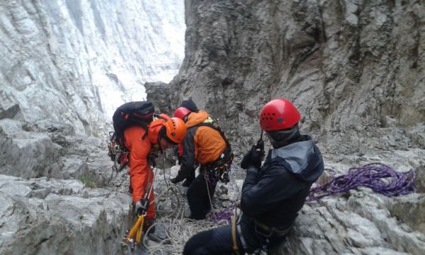 Διασώστες ΕΜΑΚ στον Όλυμπο : Μάχη με το χρόνο και τα στοιχεία της φύσεως για να σωθούν ανθρώπινες ζωές