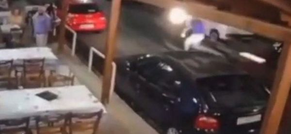 Τροχαίο – σοκ: Οδηγός μηχανής παρέσυρε σερβιτόρο – Χαροπαλεύουν και οι δύο