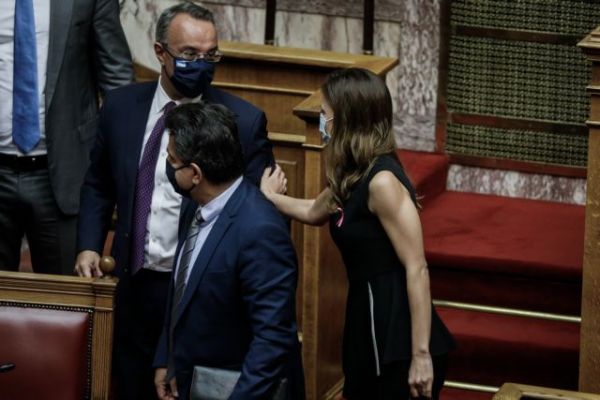 Ο Σταϊκούρας, η μπουνιά της Αχτσιόγλου και το… κοκορέτσι