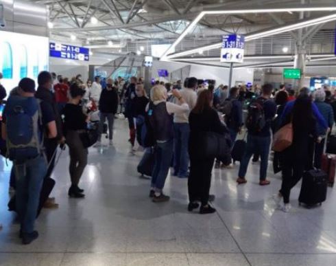 Κοροναϊός : Ο ένας πάνω στον άλλον στο αεροδρόμιο