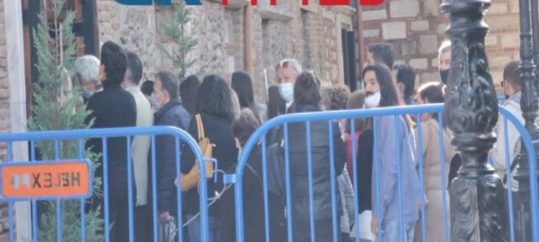 Κοροναϊός : Κοσμοσυρροή στον Άγιο Δημήτριο Θεσσαλονίκης – Στην ουρά χωρίς αποστάσεις