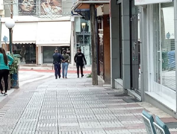 Αγρίνιο : Άνδρας μαχαίρωσε δύο γυναίκες στο κέντρο της πόλης