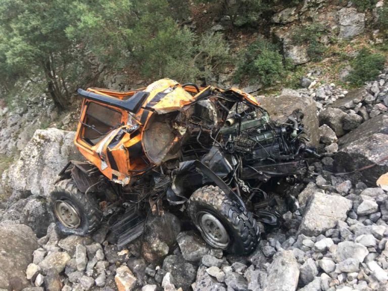 Τραγωδία : Δυο νεκροί από πτώση αγροτικού σε γκρεμό 100 μέτρων – Πατέρας 5 παιδιών ο ένας (εικόνες)