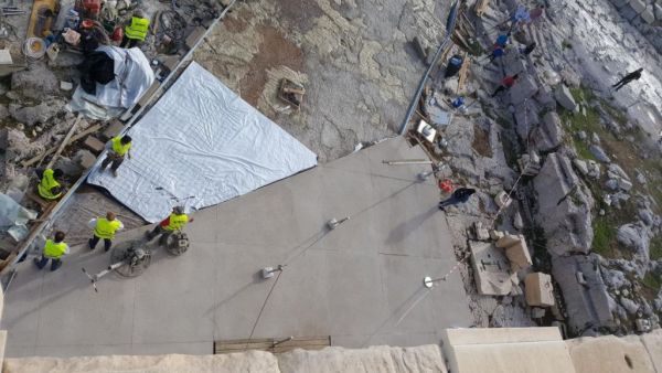 Αντιδράσεις προκαλούν οι νέοι διάδρομοι στην Ακρόπολη – Tι απαντά το υπουργείο Πολιτισμού