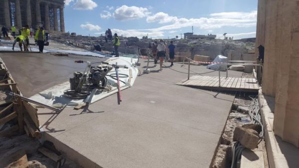 ΑμεΑ για το «τσιμέντο» στην Ακρόπολη : Η Πολιτεία έλυσε τον γόρδιο δεσμό του αποκλεισμού μας από τον Ιερό Βράχο