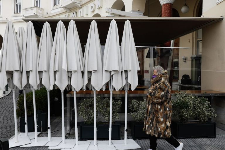 Κοροναϊός : Καταργούνται τα τέσσερα χρωματικά επίπεδα – Σε δύο ζώνες η Ελλάδα