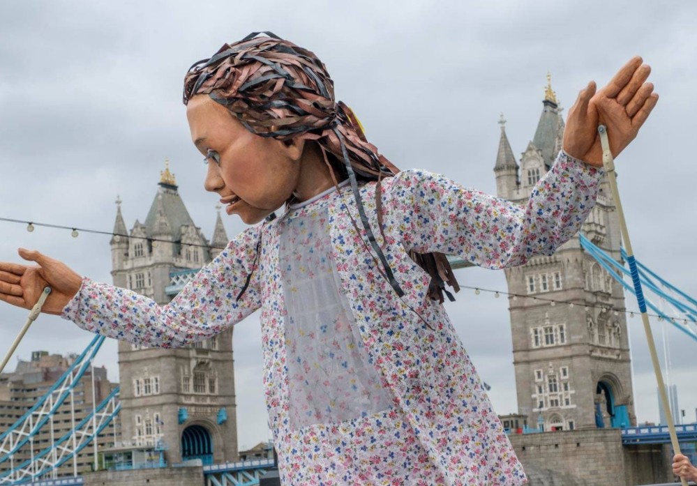 «The Walk»: Μια γιγαντιαία κούκλα-προσφυγοπούλα διασχίζει την Ευρώπη