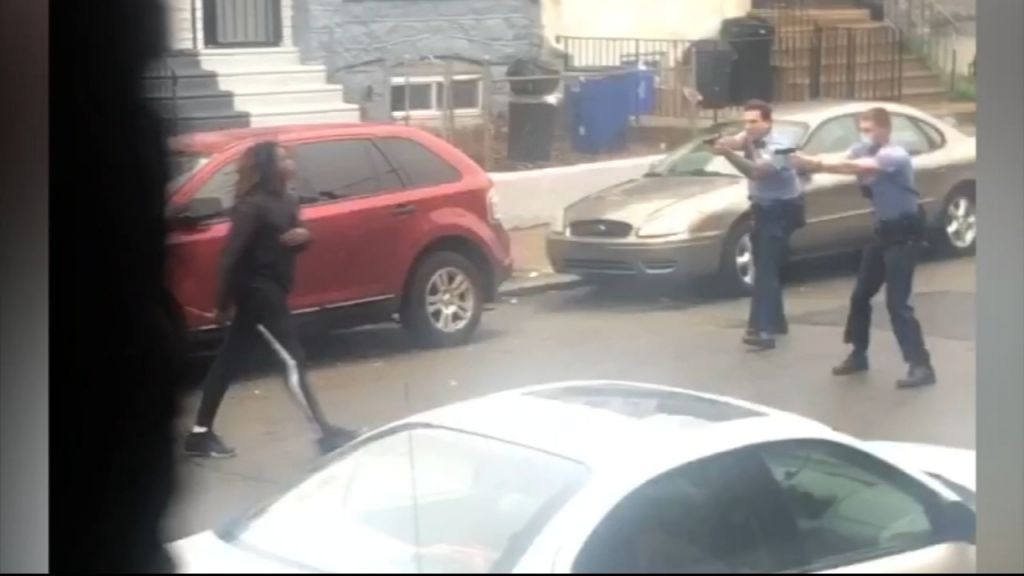 Οργή στις ΗΠΑ : Δύο αστυνομικοί σκότωσαν νεαρό Αφροαμερικανό – Βίντεο ντοκουμέντο