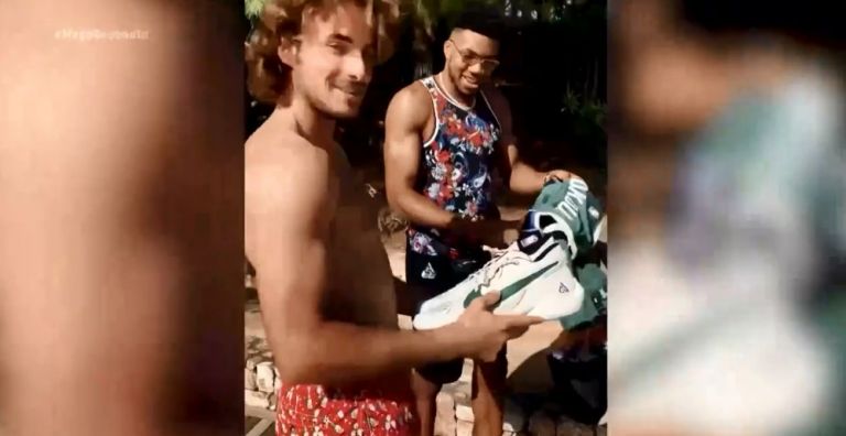 Γιάννης Αντετοκούνμπο : Έκανε δώρο στον Τσιτσιπά τη φανέλα του κι ένα ζευγάρι παπούτσια