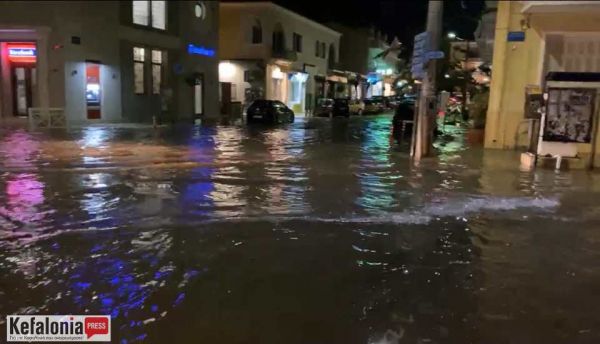 Δέκα λεπτά βροχής «έπνιξαν» το Αργοστόλι (Εικόνες)