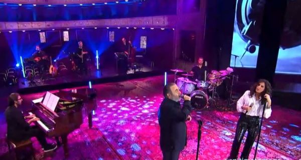 Συγκινητική στιγμή: Το «Όταν έχω εσένα» του Μητροπάνου σε ένα μοναδικό ντουέτο