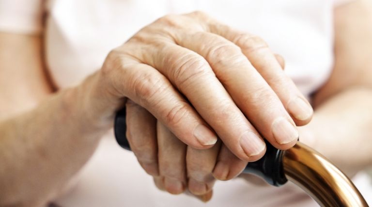 Έξωση 90χρονης : Βρέθηκε σπίτι για γιαγιά και εγγονό – Έμειναν δύο ημέρες στον δρόμο