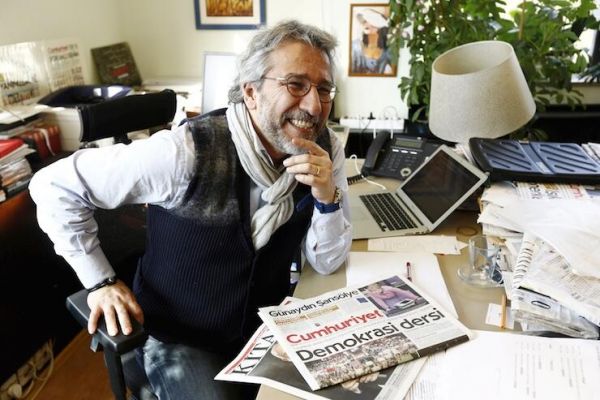 Τουρκία : Οι εισαγγελείς ζητούν κάθειρξη 35 ετών για τον δημοσιογράφο Τζαν Ντουντάρ