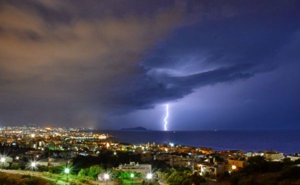 Κακοκαιρία στην Κρήτη : Ανοιξαν οι ουρανοί στα Χανιά – Επεσε χαλάζι