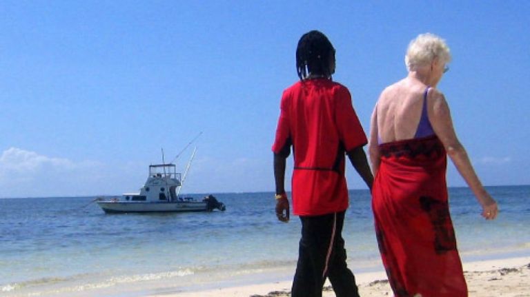 Σάλος στη Βρετανία: Γιαγιάδες πηγαίνουν για σεξοτουρισμό στη Γκάμπια