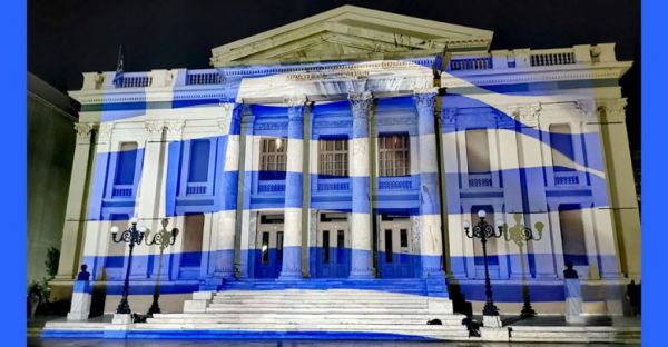 28η Οκτωβρίου : Στα γαλανόλευκα ντύθηκε το Δημοτικό Θέατρο Πειραιά
