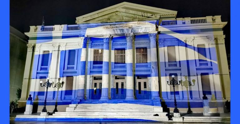 28η Οκτωβρίου : Στα γαλανόλευκα ντύθηκε το Δημοτικό Θέατρο Πειραιά