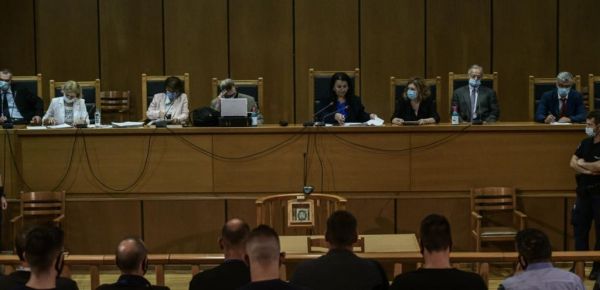 Τρεις δικαστές