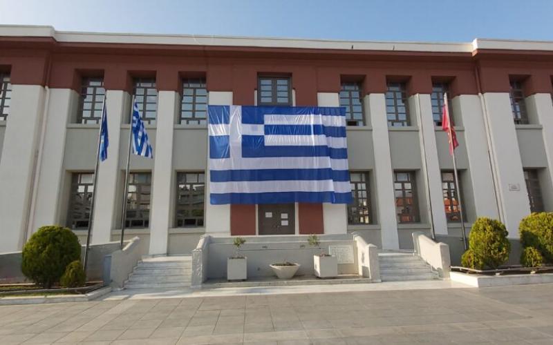 28η Οκτωβρίου :  Υπερμεγέθης σημαία στο δημαρχείο Καλαμαριάς