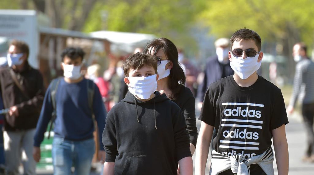 Κοροναϊός : Οι έφηβοι μπορούν να γίνουν υπερμεταδότες στην οικογένειά τους