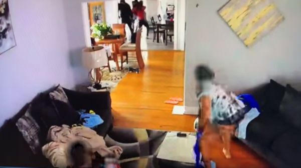 Ατρόμητος μπόμπιρας τα βάζει με ένοπλους ληστές που εισβάλουν στο σπίτι του