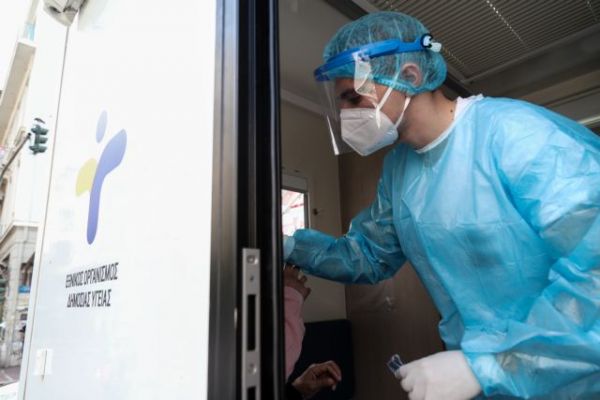 Κοροναϊός : Ο ιός σαρώνει την Βόρεια Ελλάδα και απειλεί τους μεσήλικες – Ανησυχία για τις διάσπαρτες εστίες