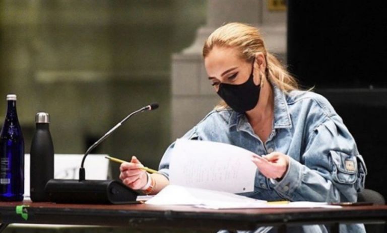 Αντέλ : Εμφανίστηκε στην τηλεόραση και όλοι έμειναν με το στόμα ανοιχτό