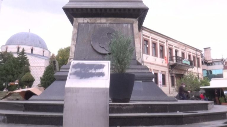 Βόρεια Μακεδονία : Βανδάλισαν μνημείο του Φιλίππου Β’ στο Μοναστήρι