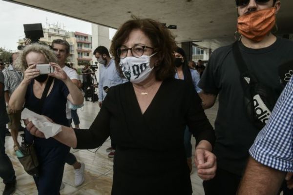 Στο μνημείο του Παύλου Φύσσα η μητέρα του: «Δικαιώθηκε η κοινωνία, δικαιωθήκαμε»