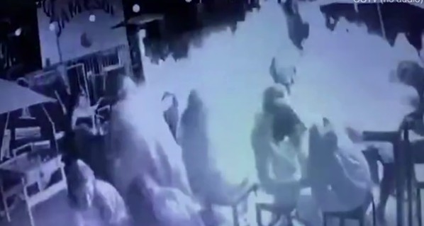 Βίντεο : Επιτραπέζια θερμάστρα τυλίγει στις φλόγες παρέα σε μπαρ – Νεκρή μία 19χρονη