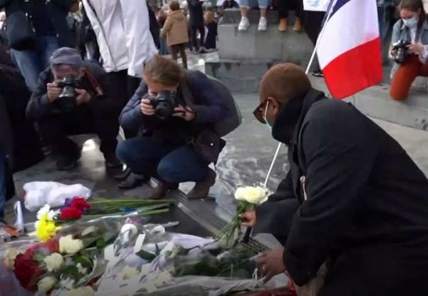 Χιλιάδες Γάλλοι τίμησαν τη μνήμη του καθηγητή που αποκεφαλίστηκε επειδή έδειξε σκίτσα του Μωάμεθ