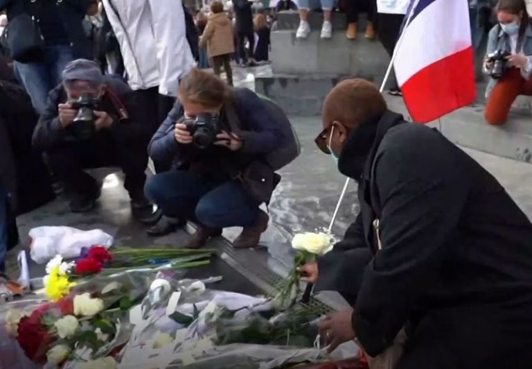 Χιλιάδες Γάλλοι τίμησαν τη μνήμη του καθηγητή που αποκεφαλίστηκε επειδή έδειξε σκίτσα του Μωάμεθ