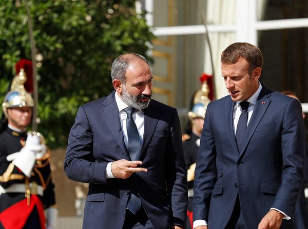 Στον αέρα και πάλι η εκεχειρία στο Ναγκόρνο Καραμπάχ – Μακρόν: «Η Άγκυρα κινεί τα νήματα»