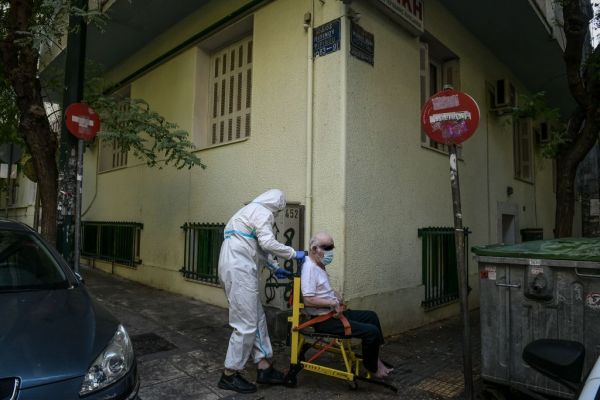 Ο κοροναϊός «γονατίζει» δομές υγείας και φροντίδας: Συναγερμός για τα κρούσματα σε νοσοκομεία και γηροκομεία