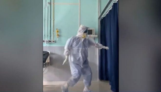Ινδία : Γιατρός με χορογραφία Bollywood γίνεται το απόλυτο viral
