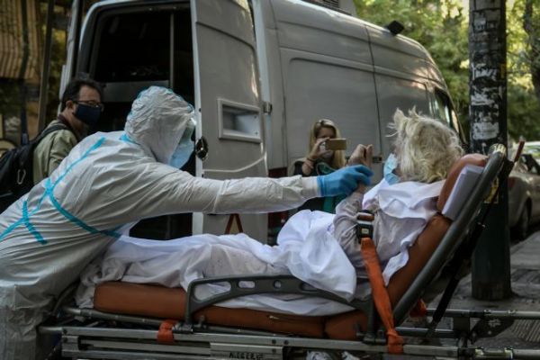 Κοροναϊός: «Μπαλάκι» ευθυνών με θύματα ηλικιωμένους – Ο ΕΟΔΥ «δείχνει» τους νοσηλευτές – Νέα μέτρα στην δομή