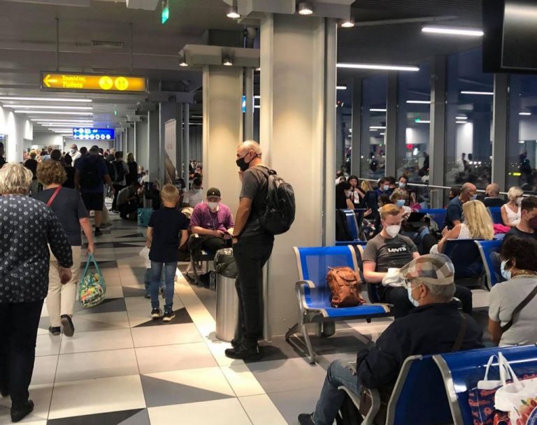 Απαράδεκτο : Ο ένας πάνω στον άλλον στο αεροδρόμιο Νίκος Καζαντζάκης του Ηρακλείου (εικόνες)