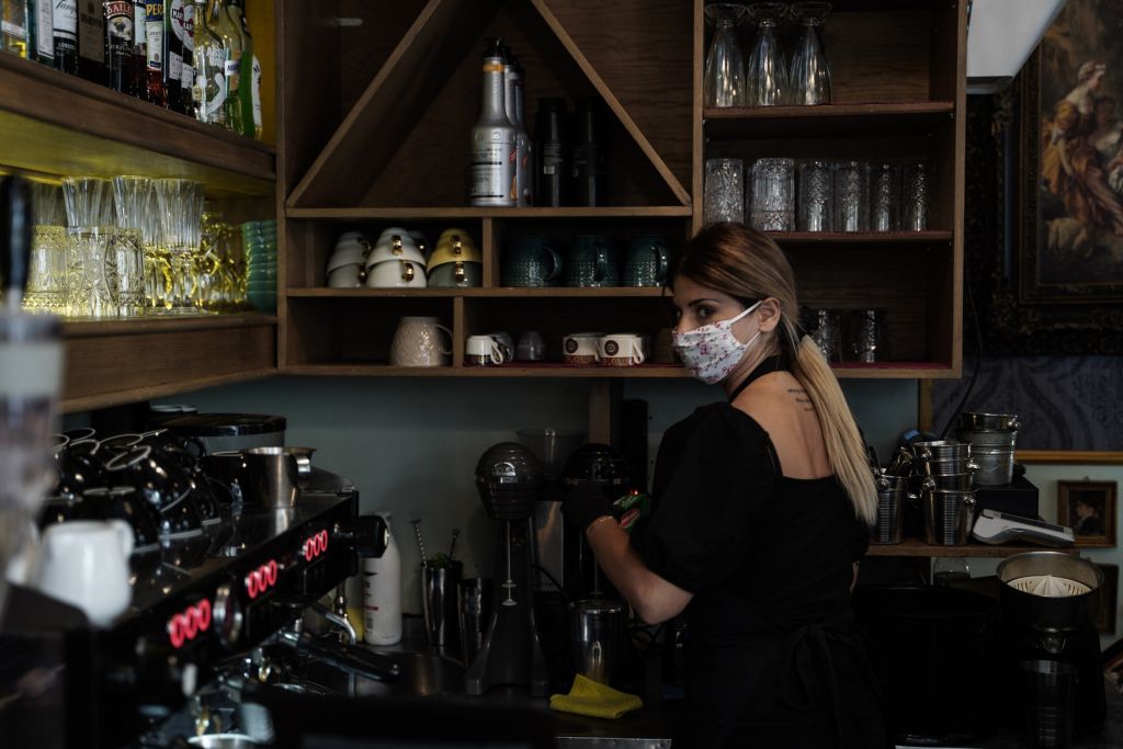 Νέα μέτρα Αττική : Τι αλλάζει σε καφετέριες, μπαρ και εστιατόρια