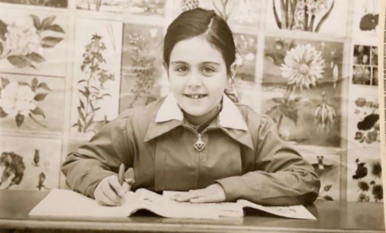 Η μαθήτρια της φωτογραφίας είναι μια ταλαντούχα Ελληνίδα ηθοποιός