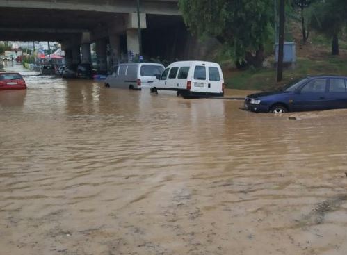 Ισχυρές βροχοπτώσεις στο Ηράκλειο : Έκκληση από την Πυροσβεστική να παραμείνουν οι κάτοικοι στα σπίτια τους