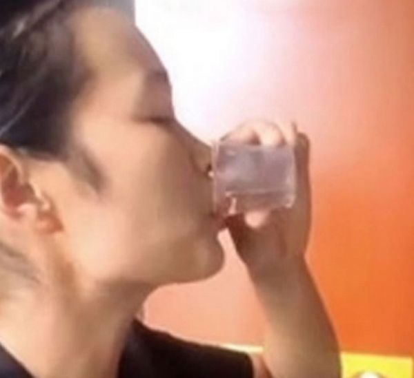 Σοκ : Κινέζα καθαρίστρια ήπιε νερό λεκάνης για να αποδείξει ότι κάνει σωστά τη δουλειά της