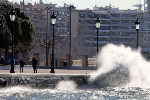 Κακοκαιρία : Το έστρωσε στον Ολυμπο – Πυκνό χιόνι τη νύχτα