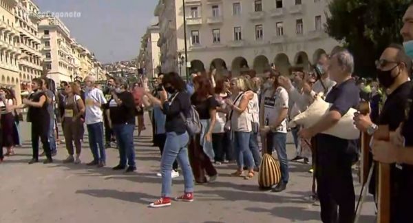 Με Τζον Λένον και θεατρικά δρώμενα οι καλλιτέχνες «παλεύουν» για το μέλλον τους εν μέσω πανδημίας