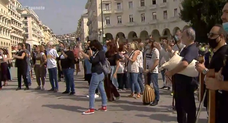 Με Τζον Λένον και θεατρικά δρώμενα οι καλλιτέχνες «παλεύουν» για το μέλλον τους εν μέσω πανδημίας